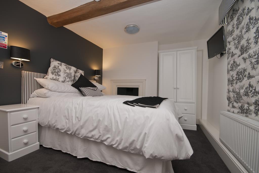 The Vernon Droitwich Room photo