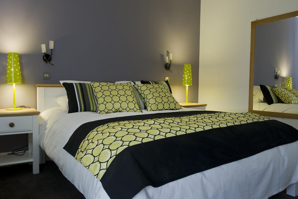 The Vernon Droitwich Room photo